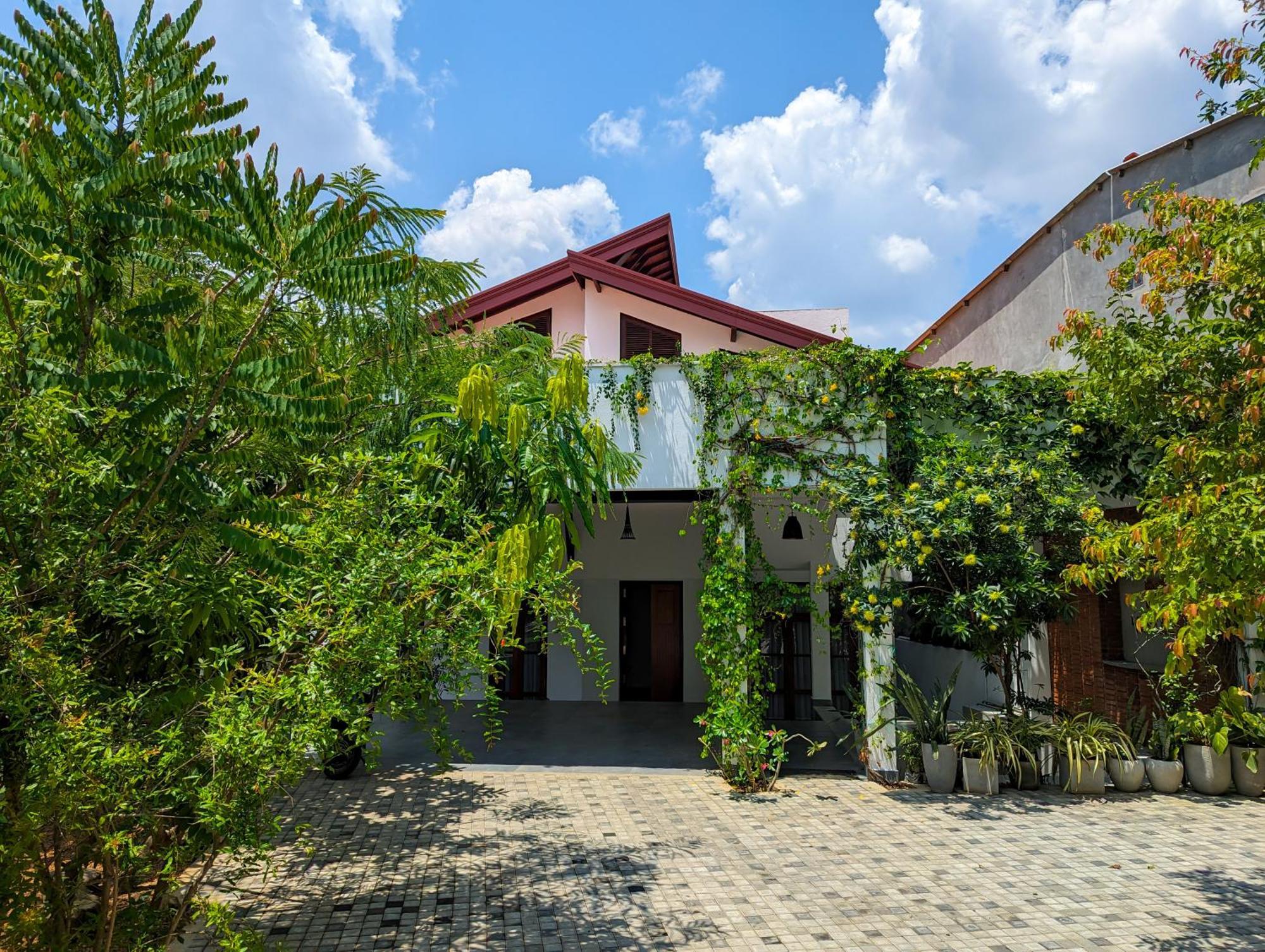 Livin Lush Luxury Retreat 호텔 아누라다푸라 외부 사진